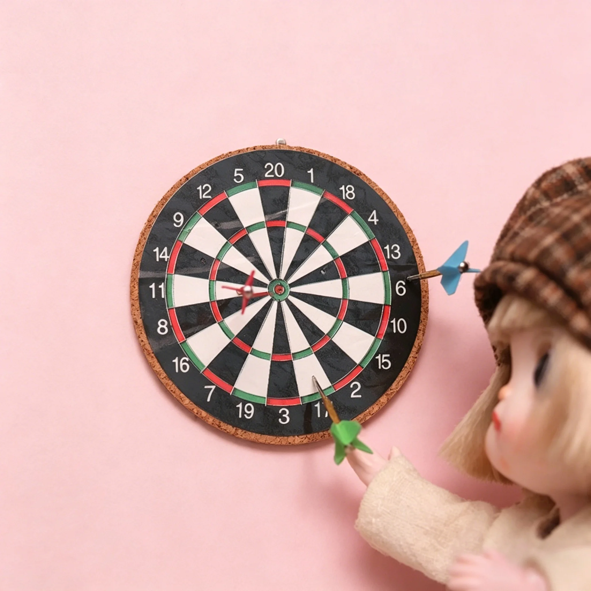 Dollhouse Miniature Darts Game Set, Perfect 1/12 Scale Sports Accessory for Pretend Play & Scene Decor
Dollhouse Miniature Darts Game Set, Perfect 1/12 Scale Sports Accessory for Pretend Play & Scene Decor