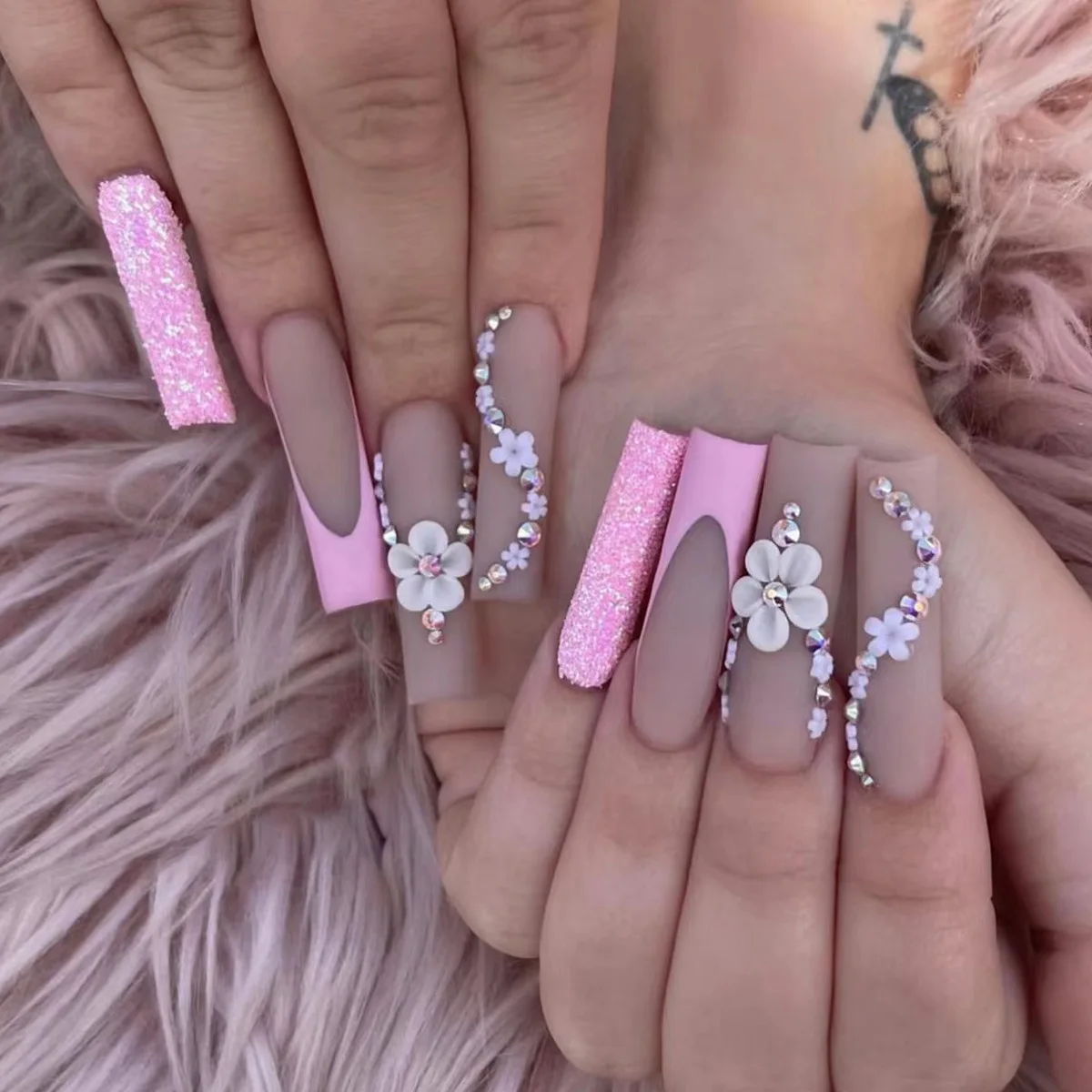 Europe and the United States wear nail flowers burst broken diamond French matte nail art fashion fake nail patch wear nail piece finished product
Europe and the United States wear nail flowers burst broken diamond French matte nail art fashion fake nail patch wear nail piece finished product