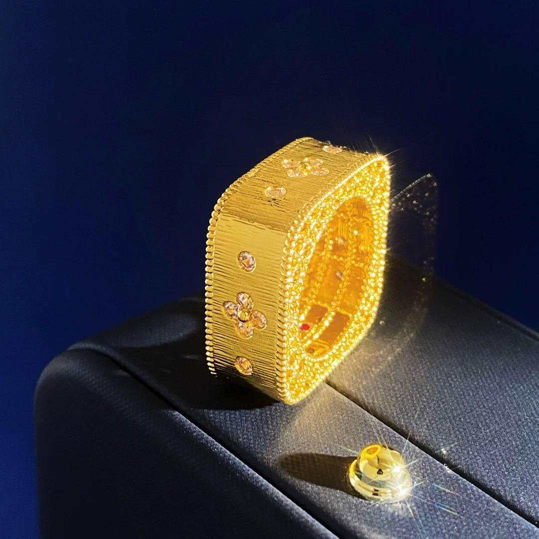 Light luxury and high-end feel Temperament Gold brushed Zircon Italian Palace Style Four Leaf Flower Diamond Set Square Ring
Light luxury and high-end feel Temperament Gold brushed Zircon Italian Palace Style Four Leaf Flower Diamond Set Square Ring