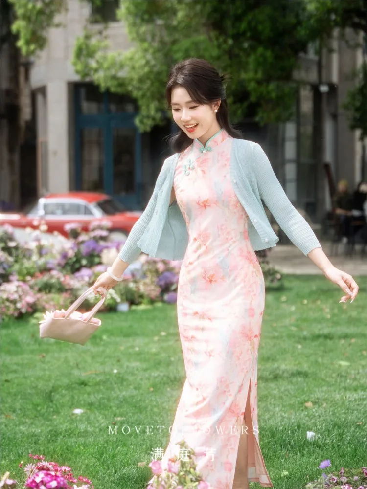 The new Chinese-style pink modified engagement cheongsam can be worn daily as a and elegant dress
The new Chinese-style pink modified engagement cheongsam can be worn daily as a and elegant dress