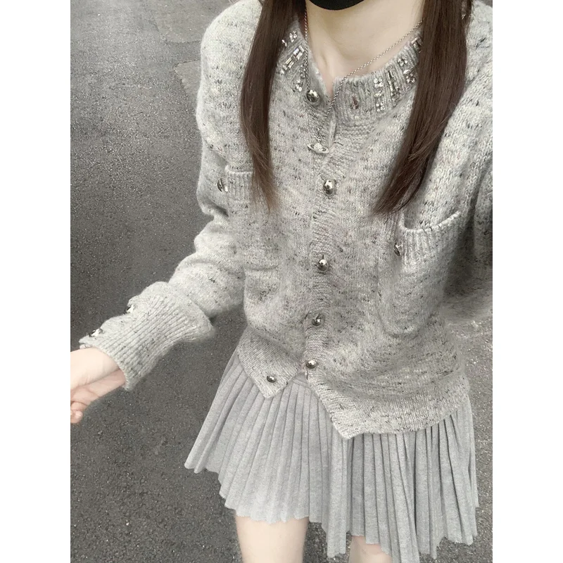 Японский серый кардиган для женщин, укороченный фасон, универсальный, в стиле «маленький аромат», с длинными рукавами, верхняя одежда на раннюю осень
Японский серый кардиган для женщин, укороченный фасон, универсальный, в стиле «маленький аромат», с длинными рукавами, верхняя одежда на раннюю осень