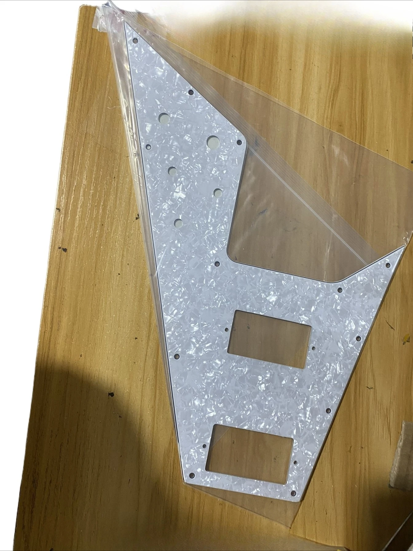 Для электрогитары Flying V Style, 3-слойная накладка, детали и аксессуары для гитары, черный/белый/белый жемчуг/белый жемчуг
Для электрогитары Flying V Style, 3-слойная накладка, детали и аксессуары для гитары, черный/белый/белый жемчуг/белый жемчуг