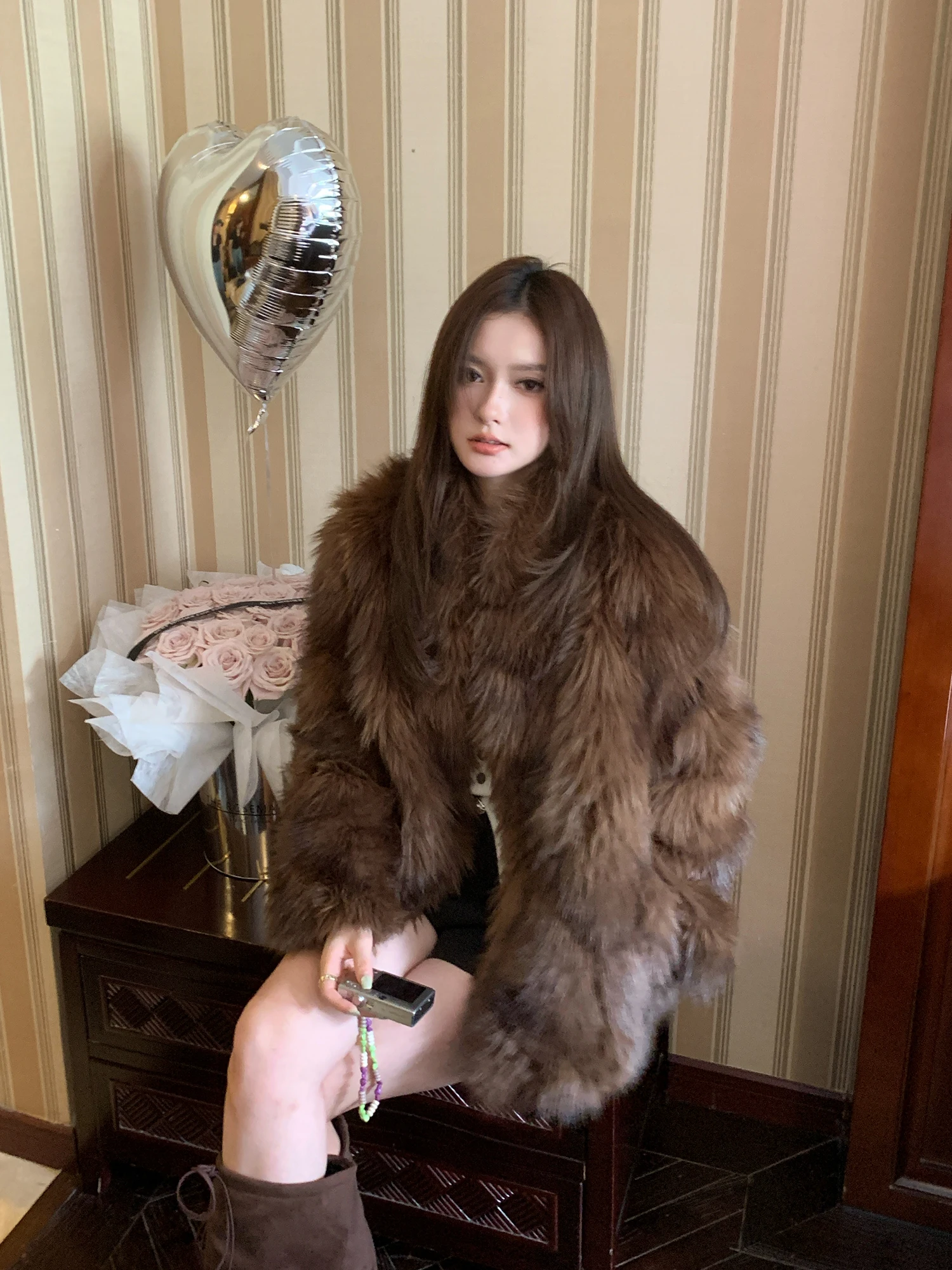 Amber Glow Two-Tone adient Stand Collar Fur Eco-Friendly Fur Coat Mid-Length Winter Fur Jaet for Women Long Sve
Amber Glow Two-Tone adient Stand Collar Fur Eco-Friendly Fur Coat Mid-Length Winter Fur Jaet for Women Long Sve
