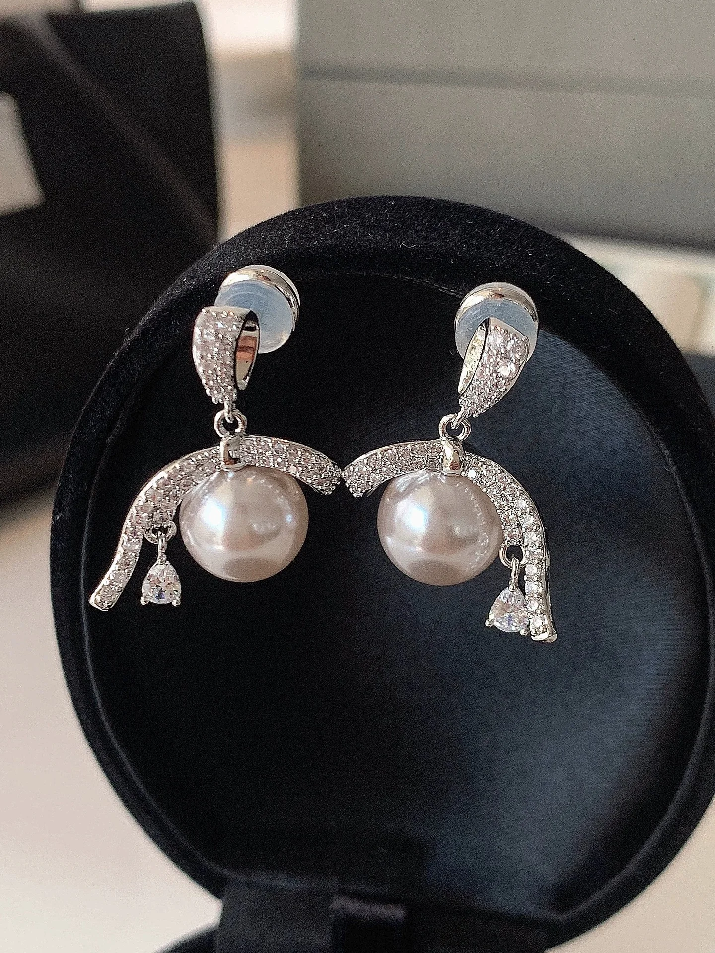 French Delicate Light Luxury Silk Ribbon Zircon Pearl Earrings for Women Advanced Sense Unique Trendy All Match Jewelry Gift
French Delicate Light Luxury Silk Ribbon Zircon Pearl Earrings for Women Advanced Sense Unique Trendy All Match Jewelry Gift