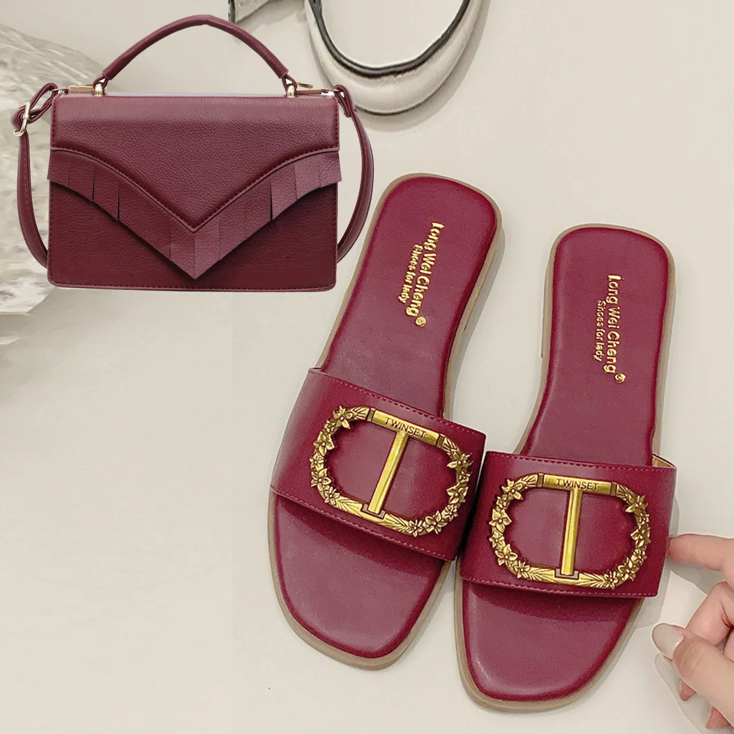 Summer New Round Metal Buckle Decorative Slippers Ladies Fashion Flat Non-slip Slippers Light New Tassel Portable Shoulder Bag.
Summer New Round Metal Buckle Decorative Slippers Ladies Fashion Flat Non-slip Slippers Light New Tassel Portable Shoulder Bag.
