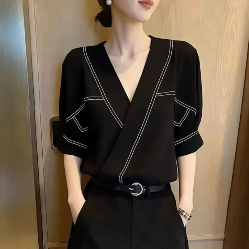 Women Light Mature V Neck Stitch Line Blouse Loose Slim Short Sleeve Commuter Top
Women Light Mature V Neck Stitch Line Blouse Loose Slim Short Sleeve Commuter Top