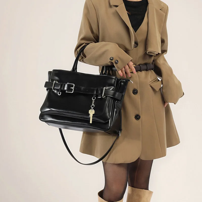 New woman neutral lazy style large capacity tote bag luxury designer PU leather commuter bucket off-road bag and shopper wallet
New woman neutral lazy style large capacity tote bag luxury designer PU leather commuter bucket off-road bag and shopper wallet