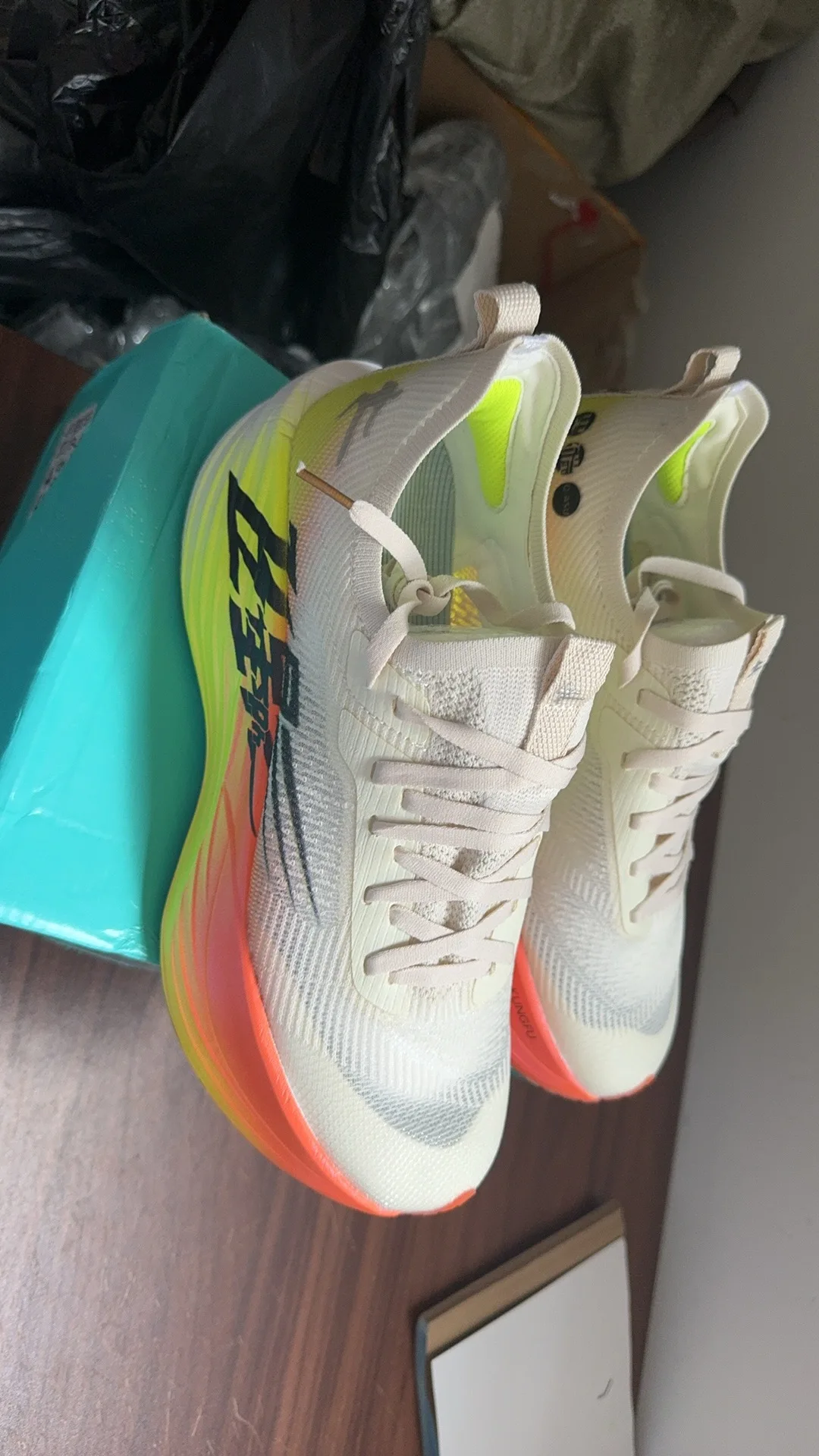 New summer men's running shoes women's marathon running shock-absorbing sports training shoes professional sports
New summer men's running shoes women's marathon running shock-absorbing sports training shoes professional sports