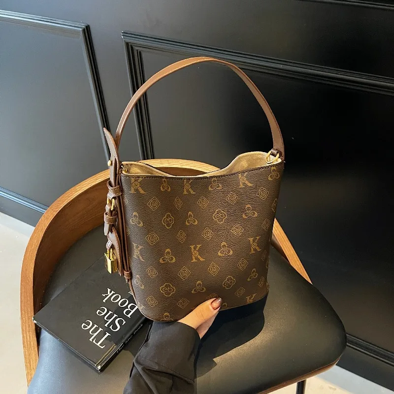 New retro fashion printed bucket letter bag, premium texture, light luxury handbag, large capacity shoulder bag
New retro fashion printed bucket letter bag, premium texture, light luxury handbag, large capacity shoulder bag