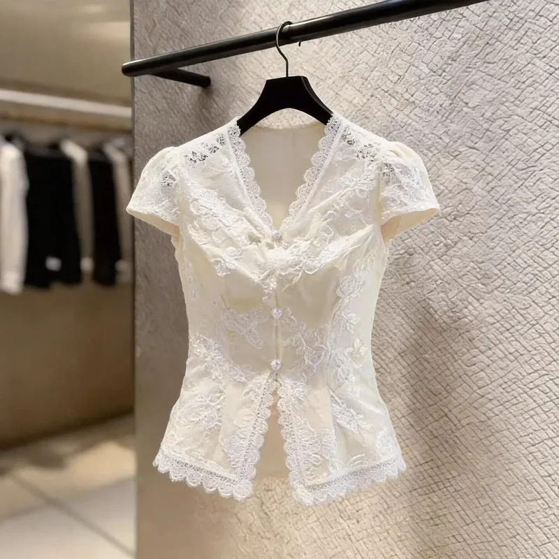 Women's New Chinese Style Lace Blouse V-neck Short Sleeve Slim Fit Embroidered Casual Top
Women's New Chinese Style Lace Blouse V-neck Short Sleeve Slim Fit Embroidered Casual Top