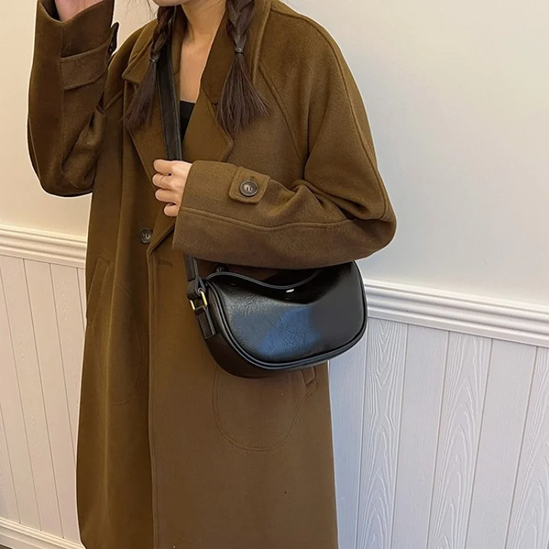 Chic Cascading Clutch Bag For Women Designer Inspired Soft Flowing Leather That Creates A Elegant Draped Effect
Chic Cascading Clutch Bag For Women Designer Inspired Soft Flowing Leather That Creates A Elegant Draped Effect