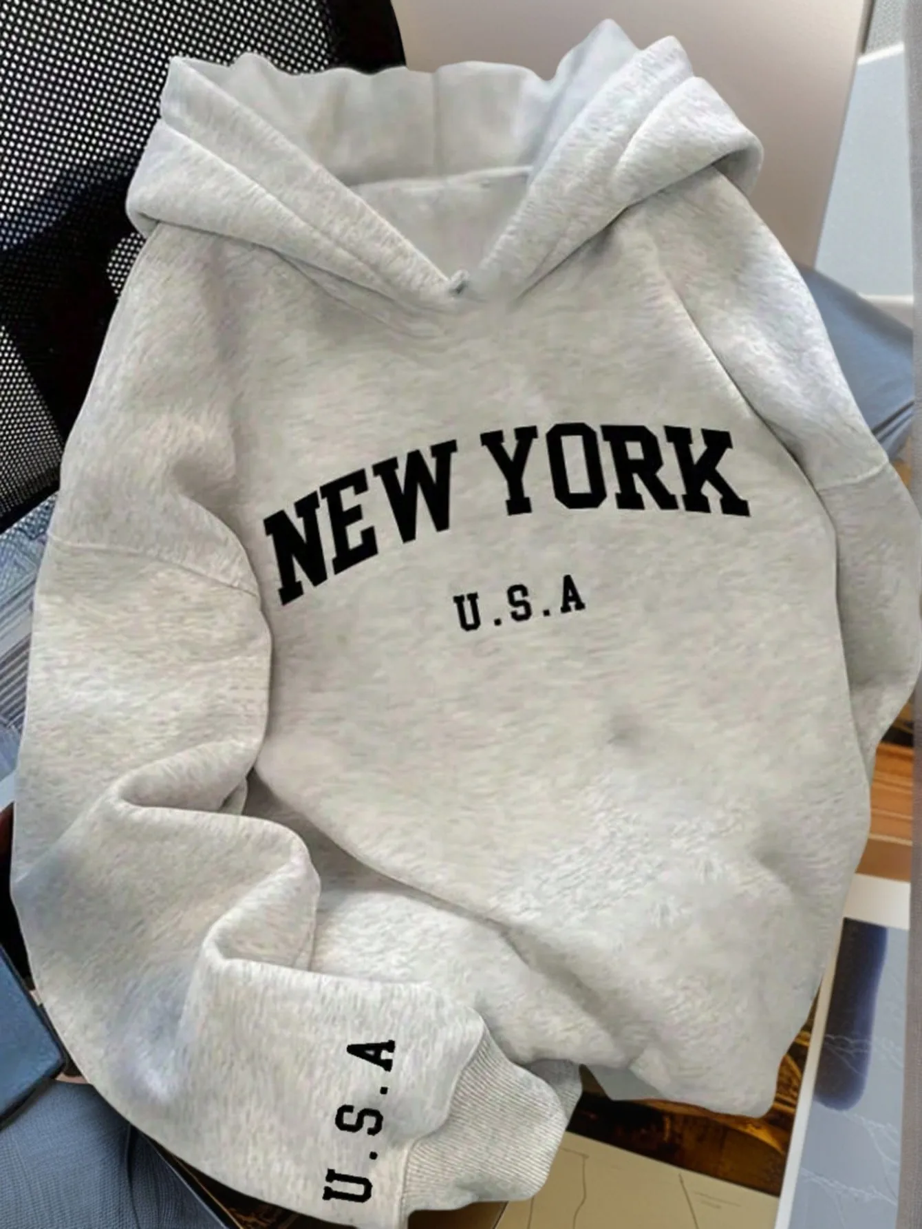 Unisex Thermal-Lined Warm Hoodie with Arch Print, Casual Long Sleeve Sweatshirt for Kids
Unisex Thermal-Lined Warm Hoodie with Arch Print, Casual Long Sleeve Sweatshirt for Kids