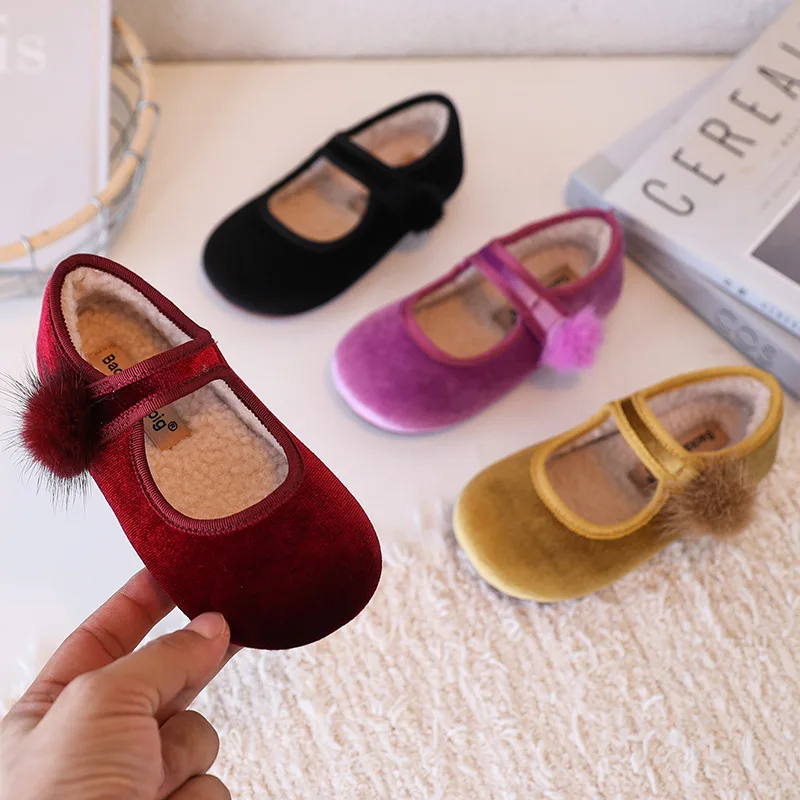 Туфли на плоской подошве для маленьких девочек, модная Золотая бархатная зимняя теплая плюшевая детская повседневная обувь, детская студенческая обувь в стиле Мэри Джейн
Туфли на плоской подошве для маленьких девочек, модная Золотая бархатная зимняя теплая плюшевая детская повседневная обувь, детская студенческая обувь в стиле Мэри Джейн