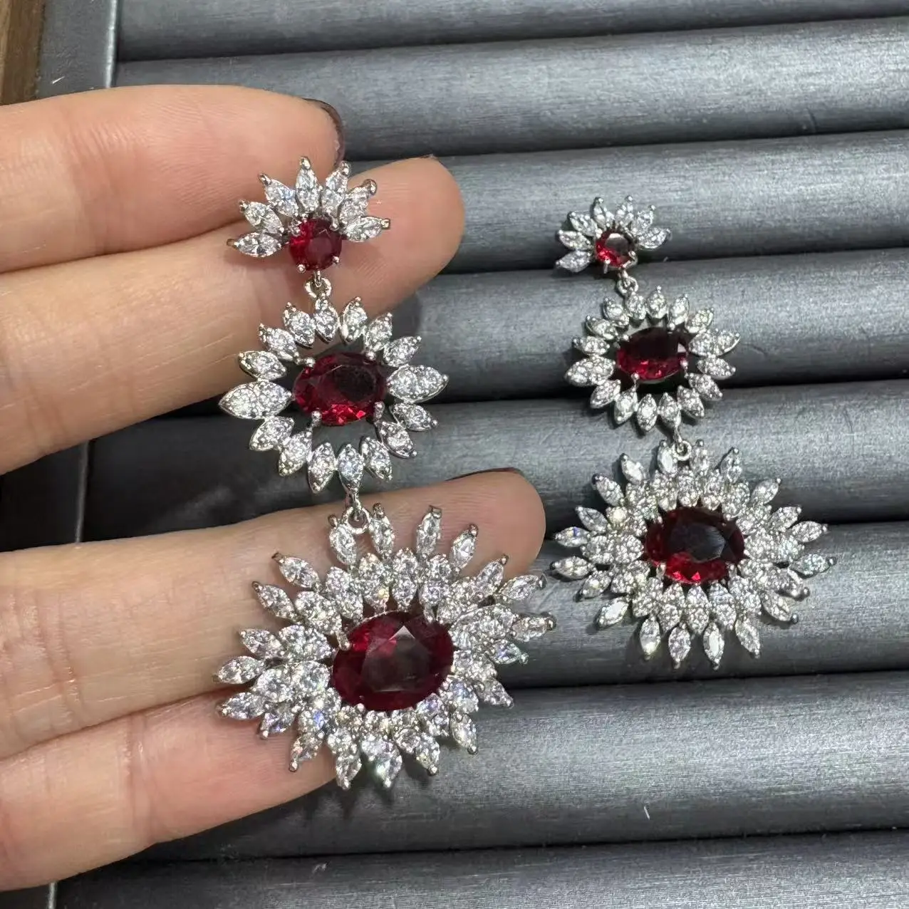 Fashion Elegant Cubic Zirconia Earrings for Women Shiny Jewelry Silver Gold Color Red Flower Dangling Earrings Gala Event Party
Fashion Elegant Cubic Zirconia Earrings for Women Shiny Jewelry Silver Gold Color Red Flower Dangling Earrings Gala Event Party