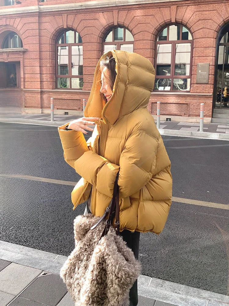 Теплая зимняя легкая куртка-пуховик с капюшоном из нейлона, 90% белый пух, свободный крой, для повседневной носки, от Cheeseandkisses
Теплая зимняя легкая куртка-пуховик с капюшоном из нейлона, 90% белый пух, свободный крой, для повседневной носки, от Cheeseandkisses