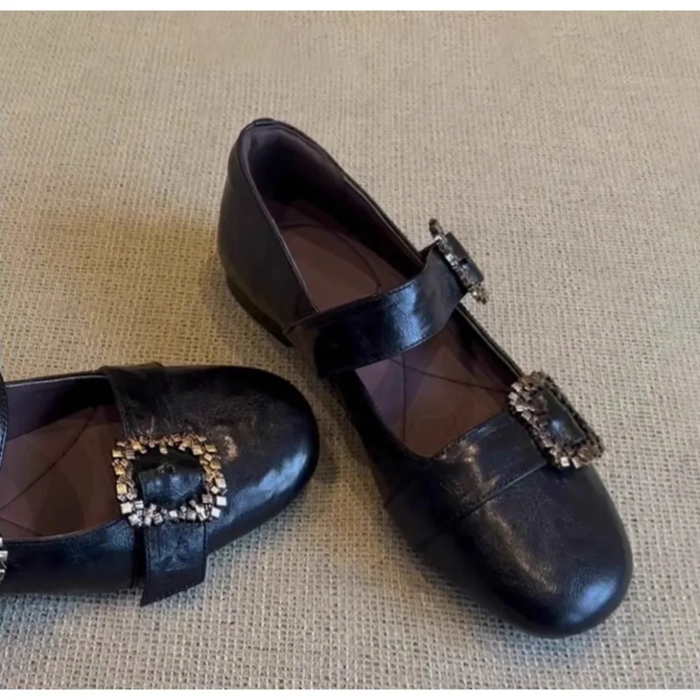 Retro Women Single Shoes Autumn New Round Toe Shallow Mouth Metal Buckle Non-slip Wear-resistant Block Heel Shoes
Retro Women Single Shoes Autumn New Round Toe Shallow Mouth Metal Buckle Non-slip Wear-resistant Block Heel Shoes