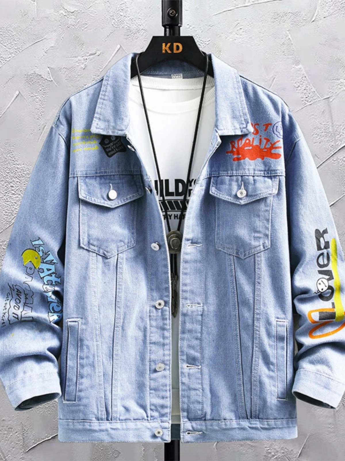 Весенне-осенняя джинсовая куртка для мужчин: модный брендовый топ с буквенным принтом, молодежная верхняя одежда в американском стиле для студентов и подростков
Весенне-осенняя джинсовая куртка для мужчин: модный брендовый топ с буквенным принтом, молодежная верхняя одежда в американском стиле для студентов и подростков