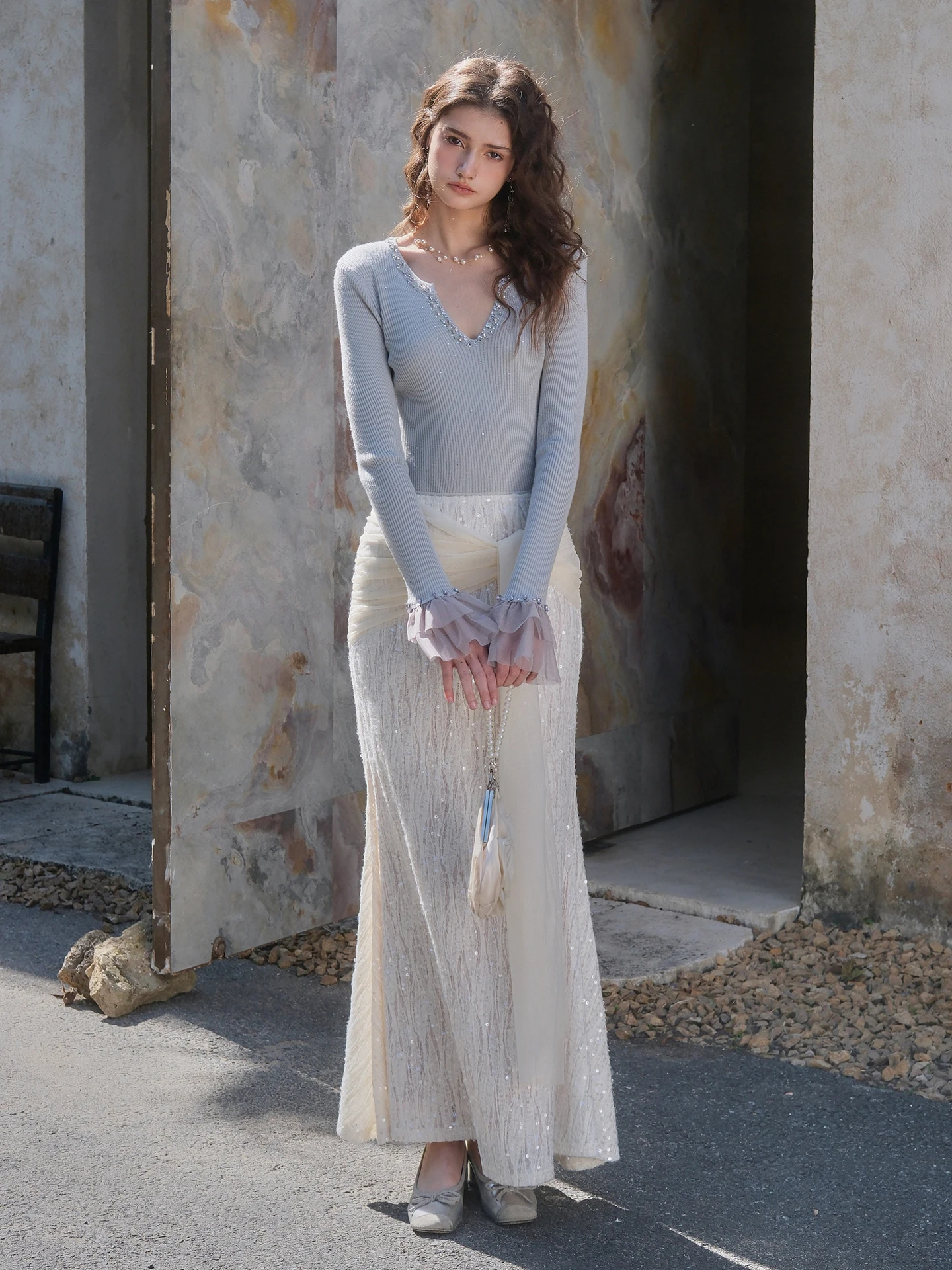 Комплект из двух предметов: вязаный топ с V-образным вырезом и бриллиантовым декором Ele Peter Pan Uncle Long и облегающая юбка с поясом и высокой талией
Комплект из двух предметов: вязаный топ с V-образным вырезом и бриллиантовым декором Ele Peter Pan Uncle Long и облегающая юбка с поясом и высокой талией