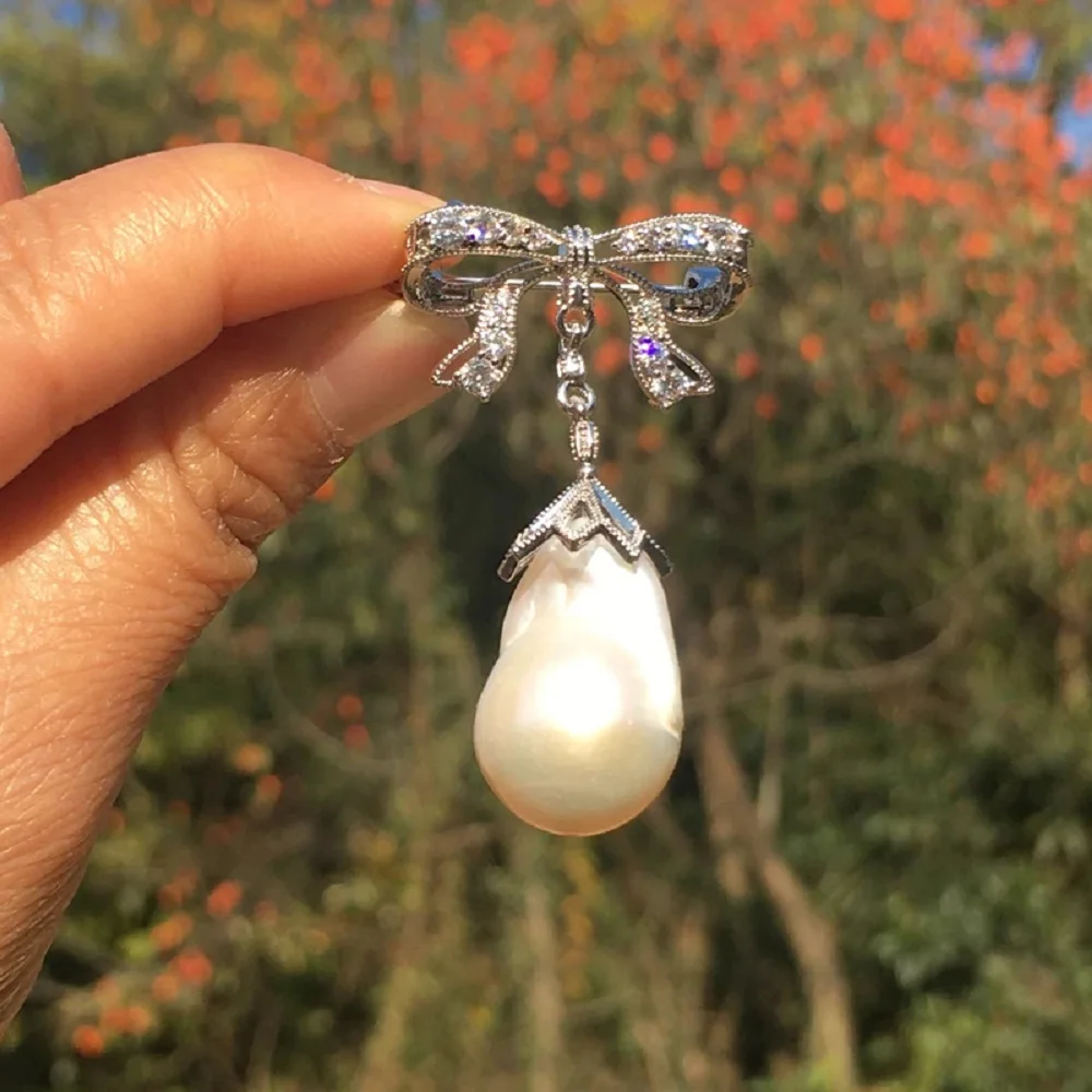 Брошь с натуральным жемчугом AAA15-20 мм в стиле барокко, романтический бант, можно в сочетать с верхней одеждой и шляпой.
Брошь с натуральным жемчугом AAA15-20 мм в стиле барокко, романтический бант, можно в сочетать с верхней одеждой и шляпой.