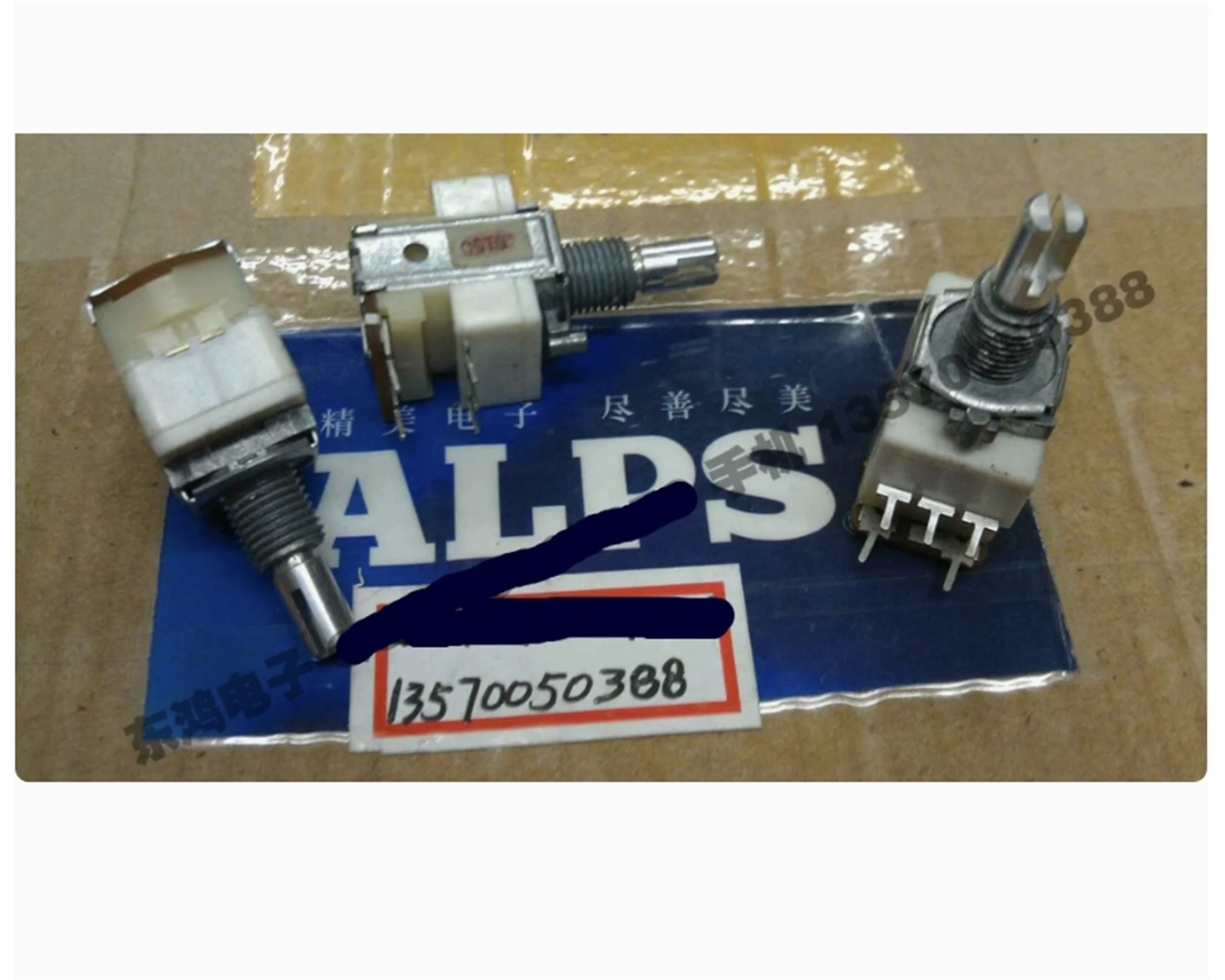 1 PCS Japanese ALPS 12 encoder with switch, 60 positions, 30 pulse points, 15mm shaft diameter, 4.5mm
1 PCS Japanese ALPS 12 encoder with switch, 60 positions, 30 pulse points, 15mm shaft diameter, 4.5mm
