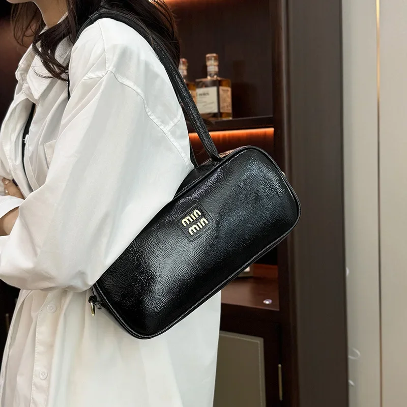 2025 New Women's Niche Bowling-style Boston Pillow Bag - Large Capacity, Solid Color, Fashionable and Portable Messenger Bag
2025 New Women's Niche Bowling-style Boston Pillow Bag - Large Capacity, Solid Color, Fashionable and Portable Messenger Bag