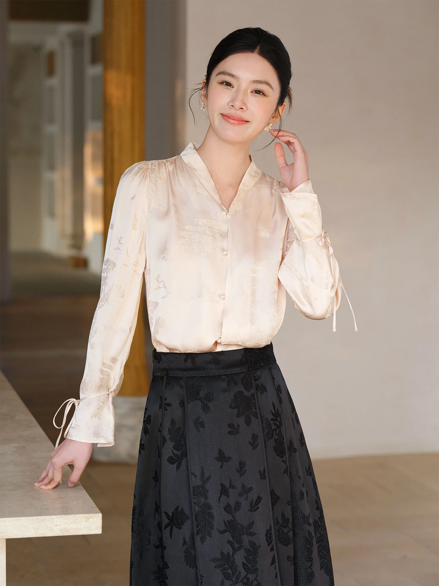 New Chinese Sle Women's irt Floral Embroidery Silk V-ne ort Sve Spring 2026 Faionable Daily Commuting Top
New Chinese Sle Women's irt Floral Embroidery Silk V-ne ort Sve Spring 2026 Faionable Daily Commuting Top