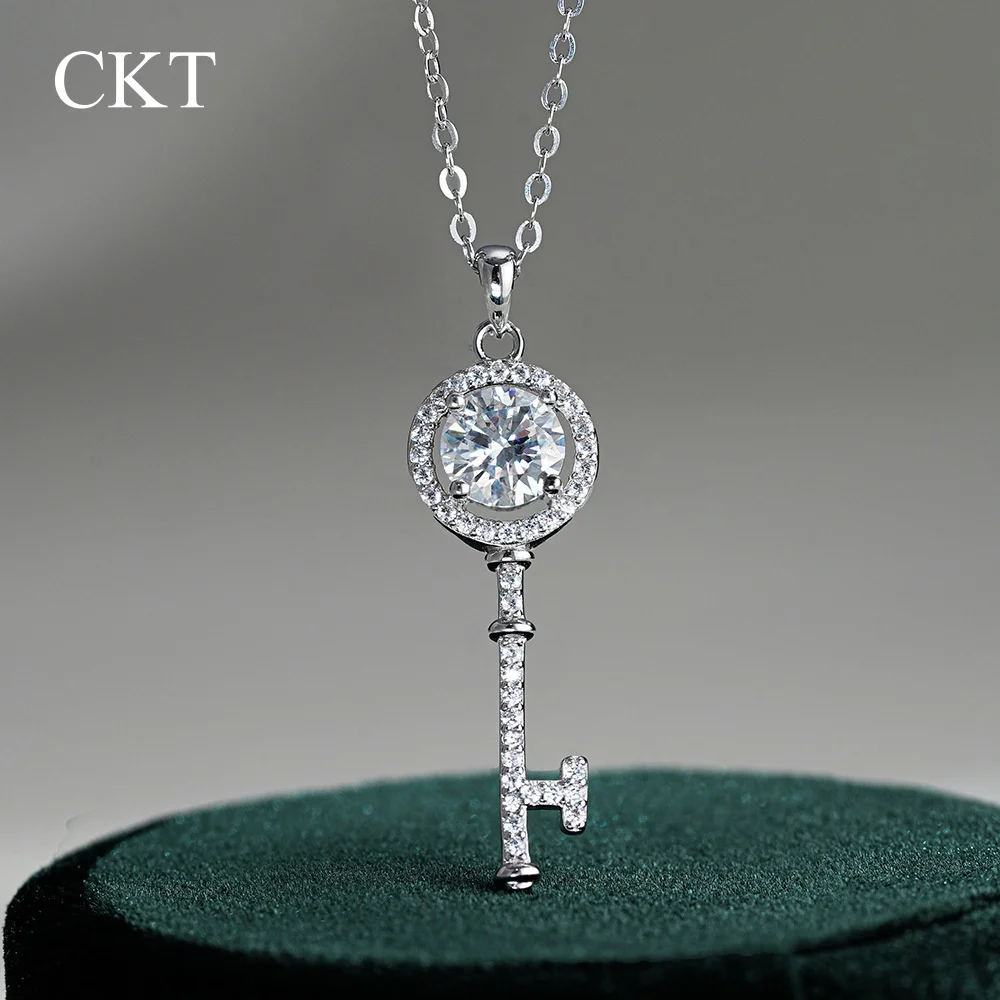 CKT 18k White Gold Vintage Key Floral Halo Pendant for Women with 1ct Diamonds & Moissanite,platinum Pt950 Fine Jewelry Necklace
CKT 18k White Gold Vintage Key Floral Halo Pendant for Women with 1ct Diamonds & Moissanite,platinum Pt950 Fine Jewelry Necklace