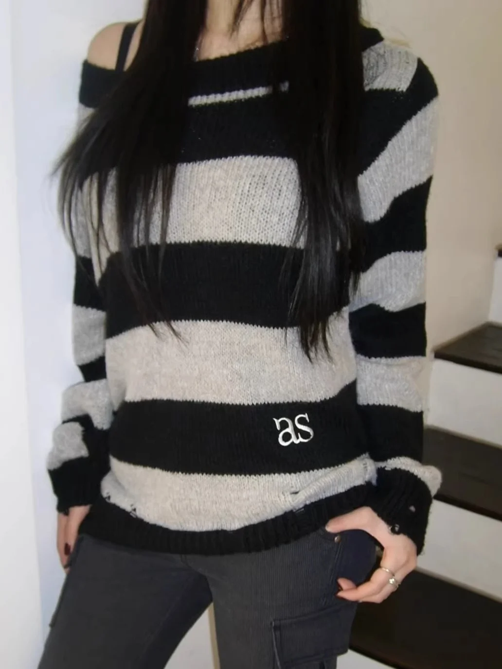 Long Sleeve Knitted Sweater Embroidered Hollow out One Shoulder Hole Casual Loose Fit Women's Spring Fashion
Long Sleeve Knitted Sweater Embroidered Hollow out One Shoulder Hole Casual Loose Fit Women's Spring Fashion