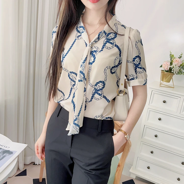 Женская блузка с цветочным принтом, коротким рукавом, декором в виде цепочки и бантом на завязках, V-образным вырезом, приталенного кроя, для повседневной носки
Женская блузка с цветочным принтом, коротким рукавом, декором в виде цепочки и бантом на завязках, V-образным вырезом, приталенного кроя, для повседневной носки