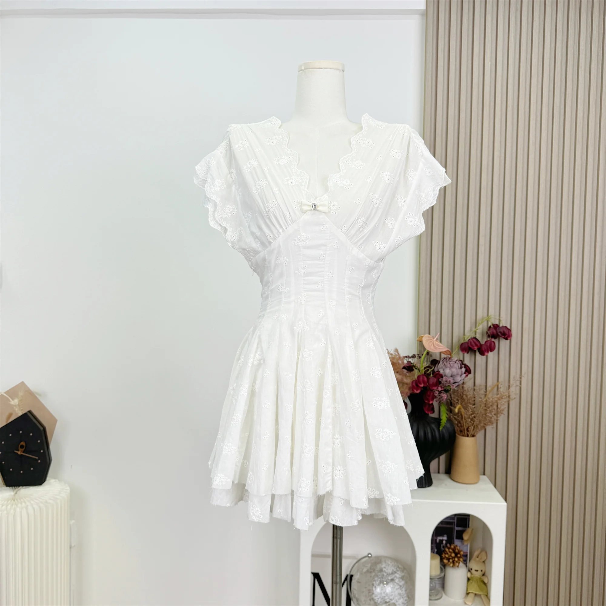 Sweet Embroidery A-Line Skirt Cotton Material Summer Short Sleeve round V Neck White French Fashion Short Dress F682
Sweet Embroidery A-Line Skirt Cotton Material Summer Short Sleeve round V Neck White French Fashion Short Dress F682