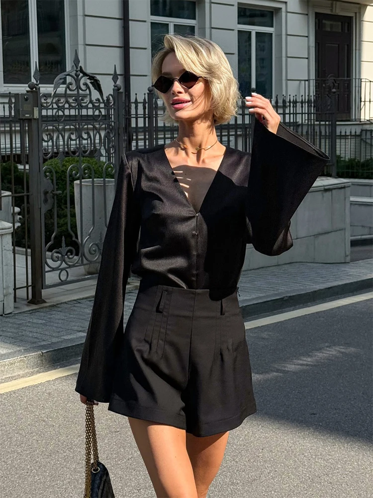 Elegant Solid Full Sleeve V-neck Shirt Women Trendy Casual Flared Sleeve Button-up Loose Blouse 2026 Lady Spring Summer Wear New
Elegant Solid Full Sleeve V-neck Shirt Women Trendy Casual Flared Sleeve Button-up Loose Blouse 2026 Lady Spring Summer Wear New