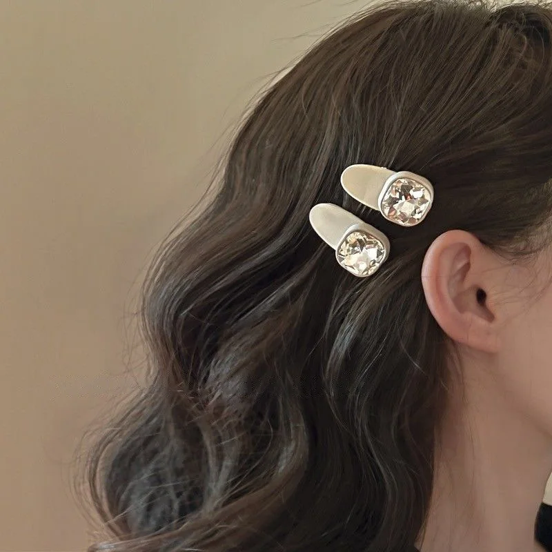 1pc Irregular geometric diamond inlaid hair clip, Korean niche design, duckbill clip, side clip, minimalist hair accessory
1pc Irregular geometric diamond inlaid hair clip, Korean niche design, duckbill clip, side clip, minimalist hair accessory