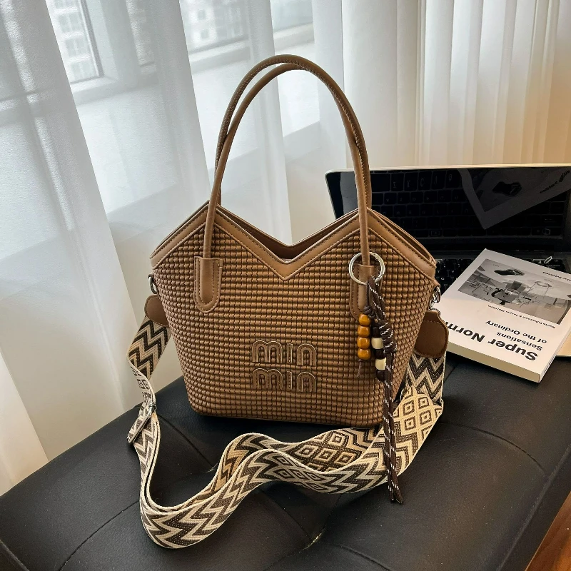 New Fashion Woven Shoulder Bag Women Crossbody Bag Large Capacity Retro Stylish Commuter Friendly and Stylish Design Bucket Bag
New Fashion Woven Shoulder Bag Women Crossbody Bag Large Capacity Retro Stylish Commuter Friendly and Stylish Design Bucket Bag