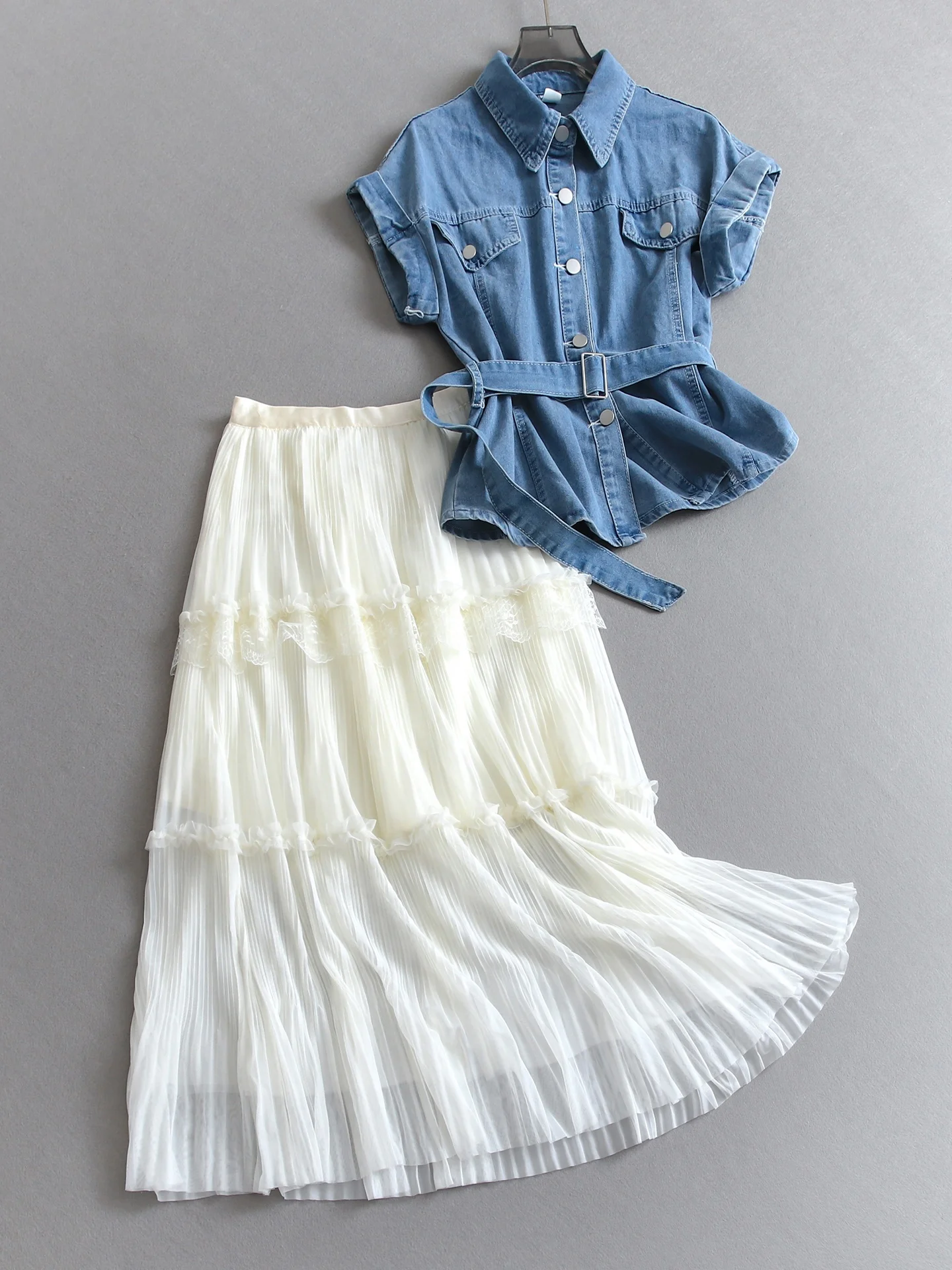 Retro Symmetrical Fake Pocket Short Sleeve Denim Shirt Women's Set with Skirt High Waist Pleated Summer Fashion Ensemble
Retro Symmetrical Fake Pocket Short Sleeve Denim Shirt Women's Set with Skirt High Waist Pleated Summer Fashion Ensemble