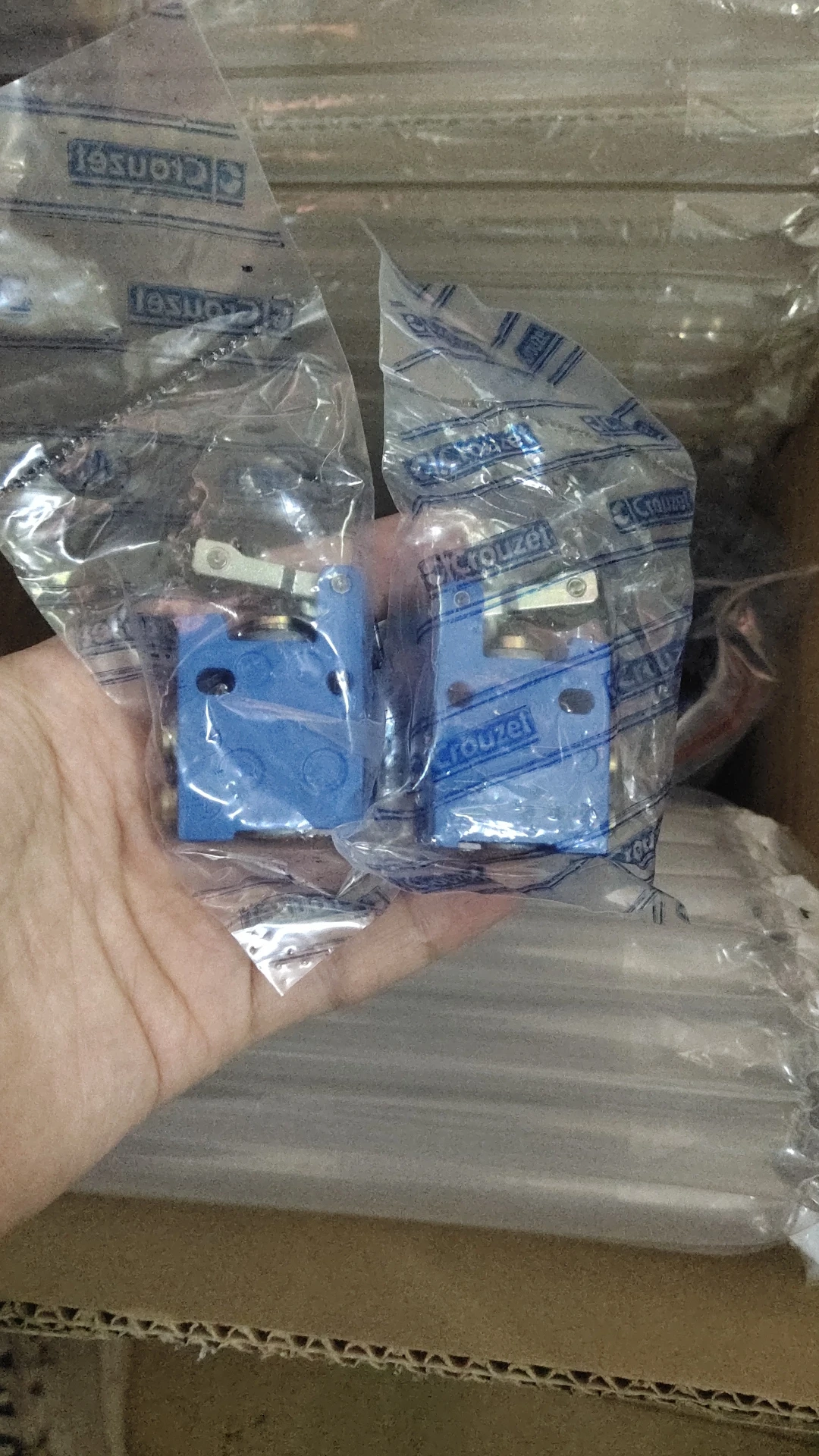 81921701 81532001 81513552 81519632 Pneumatic travel switch valve CROUZET
81921701 81532001 81513552 81519632 Pneumatic travel switch valve CROUZET