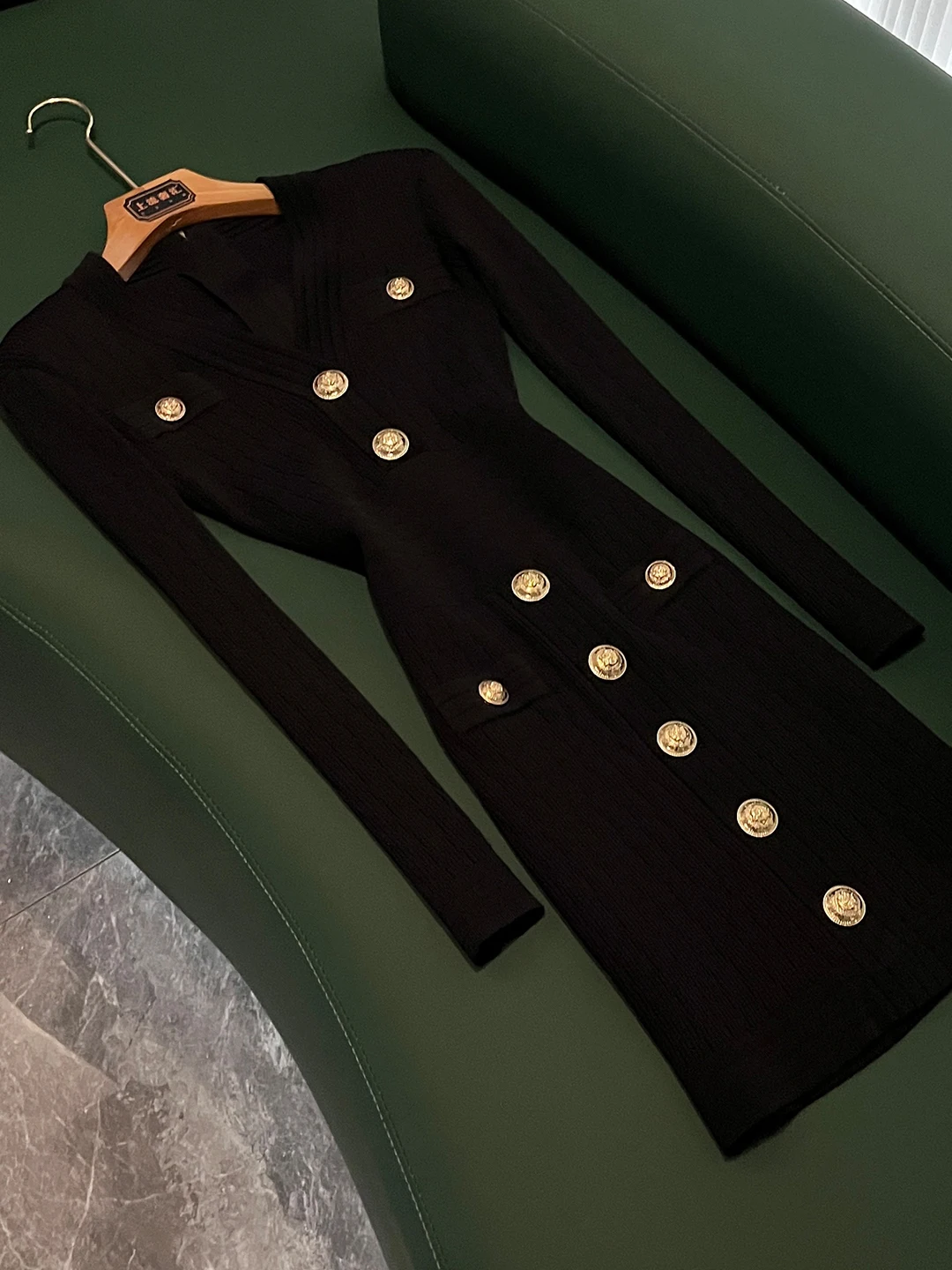 High-End Women's Knitted Dress V-Neck Summer Zipper Back Golden Button Wrap around Skirt 1435 Word Dress City Commute Style
High-End Women's Knitted Dress V-Neck Summer Zipper Back Golden Button Wrap around Skirt 1435 Word Dress City Commute Style