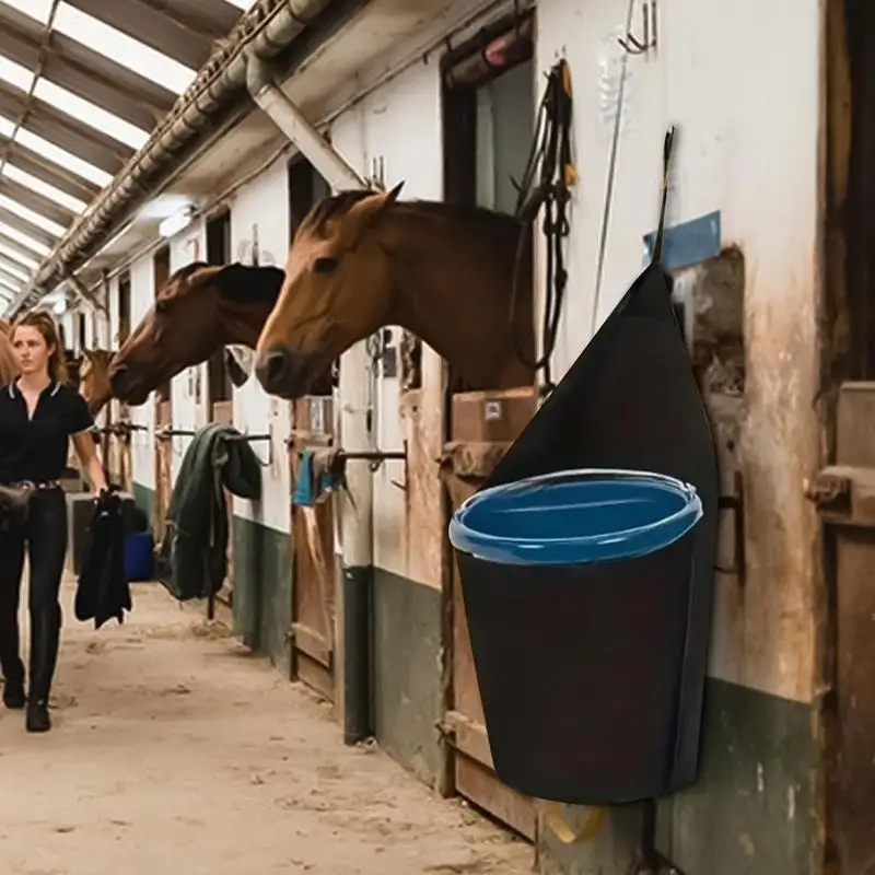Сумка для кормления лошадей на 5 галлонов, ведро 900D, полиэстер, держатель для кормушки для скота, портативный подвесной органайзер для киоска в помещении и на открытом воздухе
Сумка для кормления лошадей на 5 галлонов, ведро 900D, полиэстер, держатель для кормушки для скота, портативный подвесной органайзер для киоска в помещении и на открытом воздухе