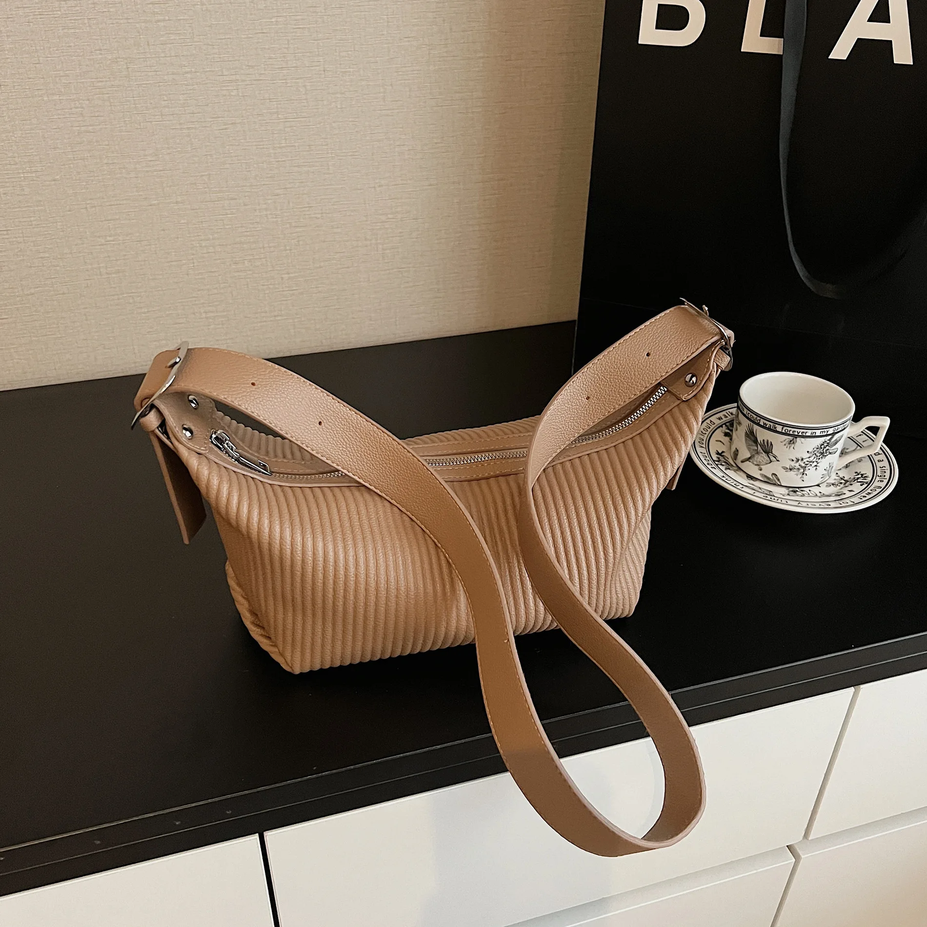 Осенне-зимняя мятая квадратная сумка, винтажный кошелек с верхней ручкой для женщин, текстурированная сумка на плечо, минималистичная сумка через плечо в стиле ретро, день
Осенне-зимняя мятая квадратная сумка, винтажный кошелек с верхней ручкой для женщин, текстурированная сумка на плечо, минималистичная сумка через плечо в стиле ретро, день