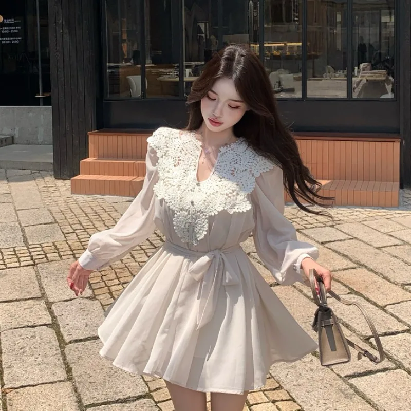 Новинка ранней весны: белое шифоновое платье с кружевной отделкой, V-образным вырезом, приталенное, с рукавами-фонариками и поясом.
Новинка ранней весны: белое шифоновое платье с кружевной отделкой, V-образным вырезом, приталенное, с рукавами-фонариками и поясом.