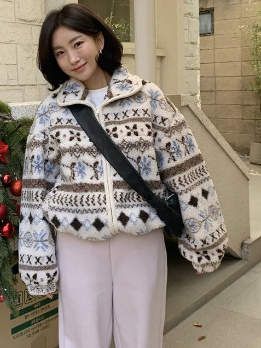 Retro Nordic Sle ort Lamb Fur Plu Coat Warmth Women's Faion Korean Loose Fit Winter Outerwear Cact Size Top
Retro Nordic Sle ort Lamb Fur Plu Coat Warmth Women's Faion Korean Loose Fit Winter Outerwear Cact Size Top