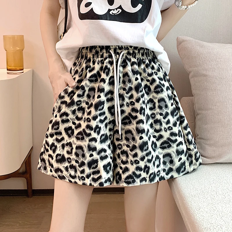 Women 2024 Summer New Fashion Zebra Print Shorts Female Ice Silk Wide-leg Short Pant Ladies Casual High Waist Sweatpants U788
Women 2024 Summer New Fashion Zebra Print Shorts Female Ice Silk Wide-leg Short Pant Ladies Casual High Waist Sweatpants U788