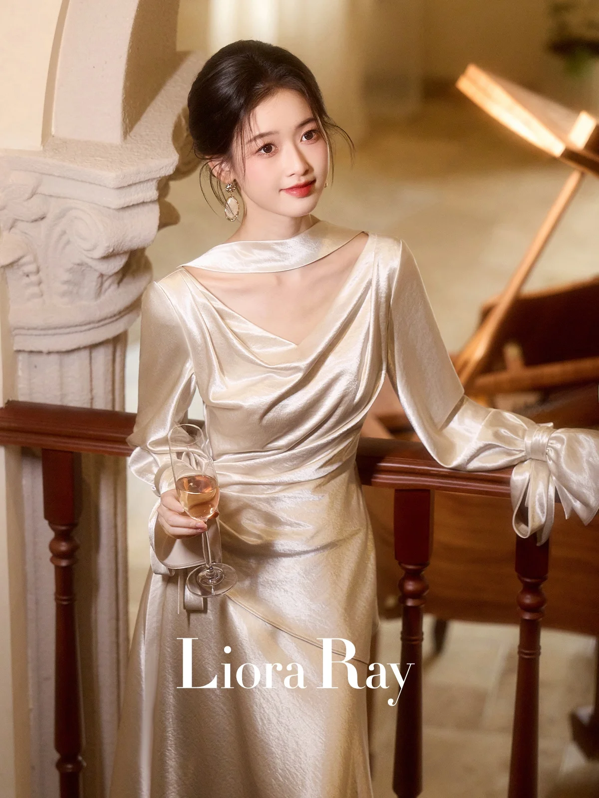 Свадебный утренний халат Liora Ray QingYan 2025: Длинный атласный халат с V-образным вырезом, модный, средней длины, для помолвки и свадьбы
Свадебный утренний халат Liora Ray QingYan 2025: Длинный атласный халат с V-образным вырезом, модный, средней длины, для помолвки и свадьбы