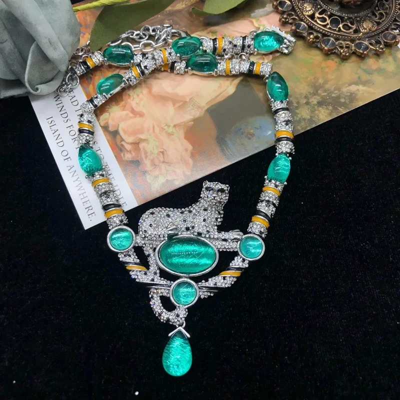 Vintage High end Design Copper Material Vintage Elegant Art Green Glass Zircon Leopard Necklace
Vintage High end Design Copper Material Vintage Elegant Art Green Glass Zircon Leopard Necklace