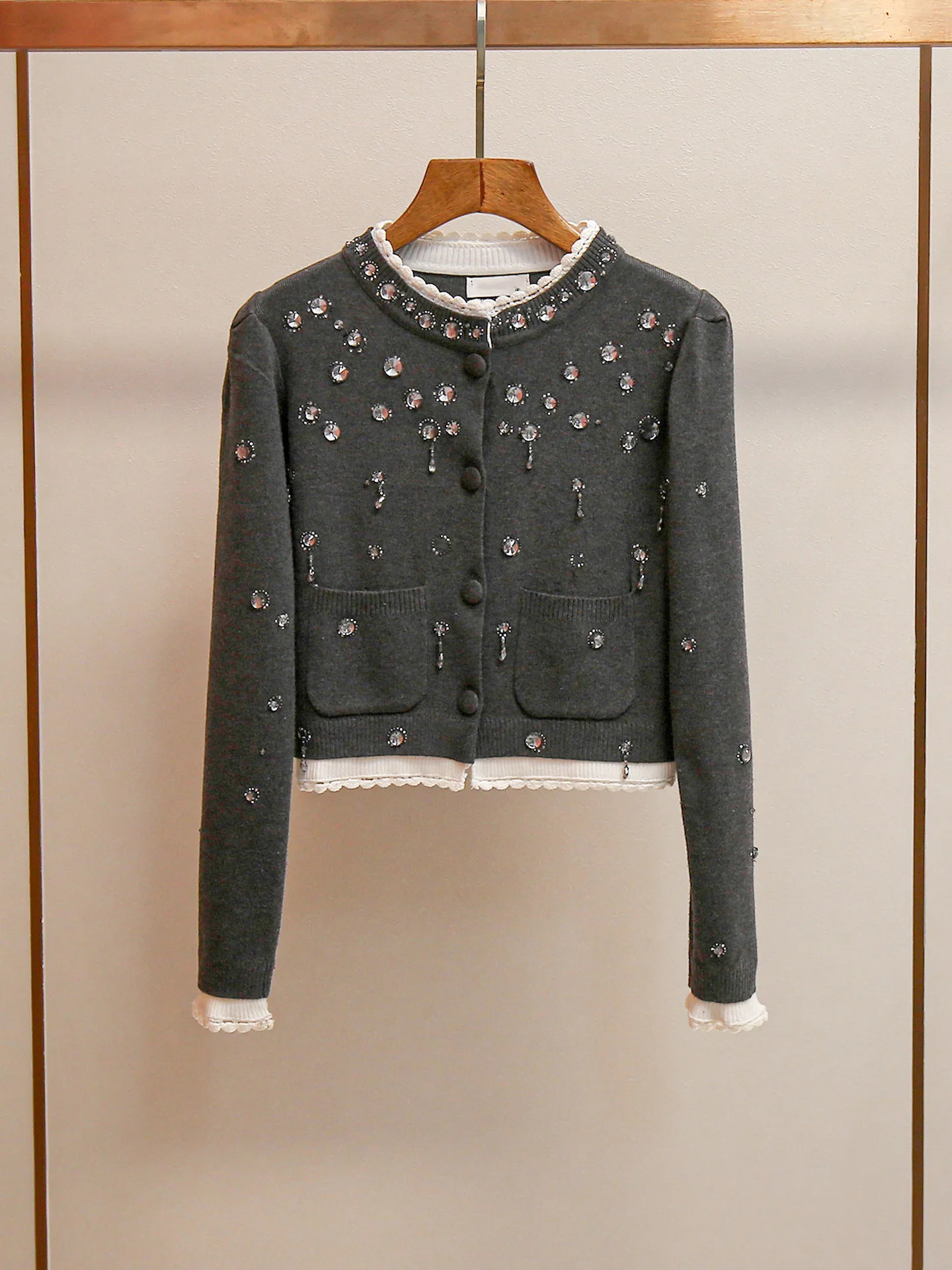 High-end women's autumn new fashionable retro temperament versatile rhinestone lace short knitted cardigan cardigan damen TRAF
High-end women's autumn new fashionable retro temperament versatile rhinestone lace short knitted cardigan cardigan damen TRAF