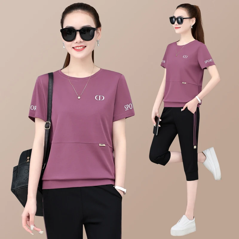 Летний комплект спортивной одежды из ледяного шелка для женщин больших размеров: футболка с круглым вырезом и свободные брюки 7/8 для невысоких.
Летний комплект спортивной одежды из ледяного шелка для женщин больших размеров: футболка с круглым вырезом и свободные брюки 7/8 для невысоких.