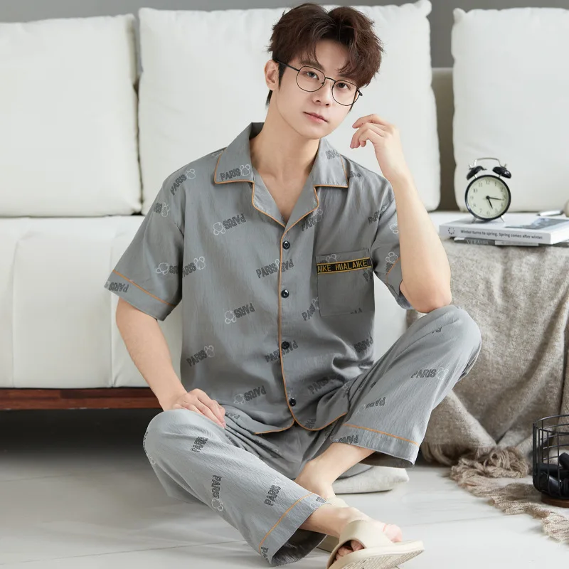 Летний новый мужской комплект домашней одежды: пижама с коротким рукавом из облачного хлопка, кардиган с надписью, свободный крой, комплект с коротким рукавом.
Летний новый мужской комплект домашней одежды: пижама с коротким рукавом из облачного хлопка, кардиган с надписью, свободный крой, комплект с коротким рукавом.