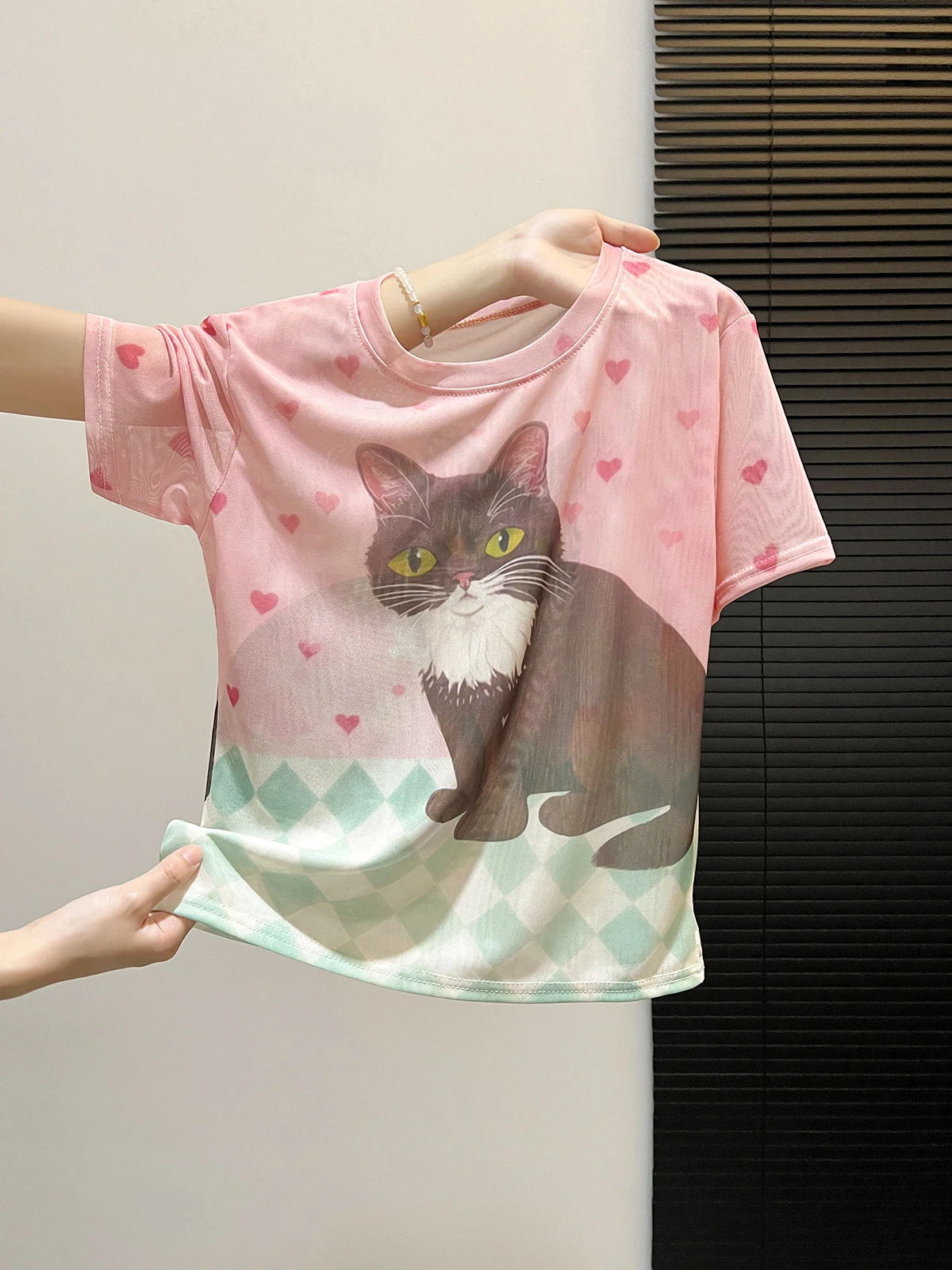 Summer Style Cartoon Print round Neck Short Sleeve T-Shirt Women's Mesh Top Korean Version Straight Cut Silk Material
Summer Style Cartoon Print round Neck Short Sleeve T-Shirt Women's Mesh Top Korean Version Straight Cut Silk Material