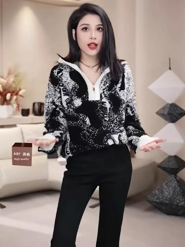 Женский трикотажный свитер Sli Retro с длинными рукавами: модный дизайн, элегантный повседневный стиль, мягкий, на молнии, корейская версия
Женский трикотажный свитер Sli Retro с длинными рукавами: модный дизайн, элегантный повседневный стиль, мягкий, на молнии, корейская версия