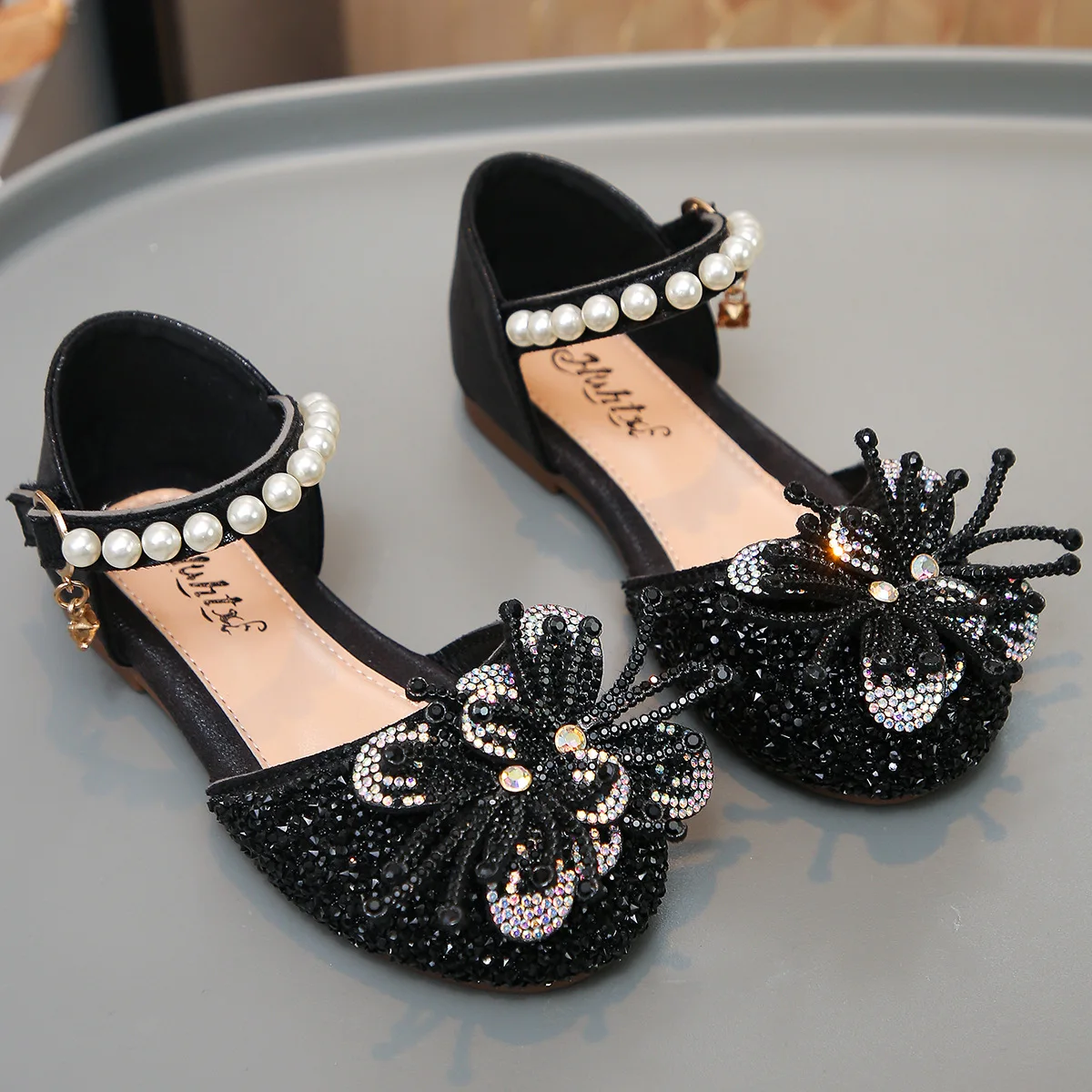 Children's Sandals Party Performance Bow Girl Sandals Rhinestone Flat Soft Soles Kids Etiquette Slippers Non-slip Beach Shoes
Children's Sandals Party Performance Bow Girl Sandals Rhinestone Flat Soft Soles Kids Etiquette Slippers Non-slip Beach Shoes