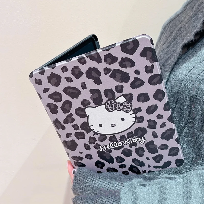 Kawaii Sanrio Леопардовый принт HelloKitty Ipad 2024pro защитный чехол мультфильм с слотом для ручки Стильный защитный чехол для защиты от падения
Kawaii Sanrio Леопардовый принт HelloKitty Ipad 2024pro защитный чехол мультфильм с слотом для ручки Стильный защитный чехол для защиты от падения